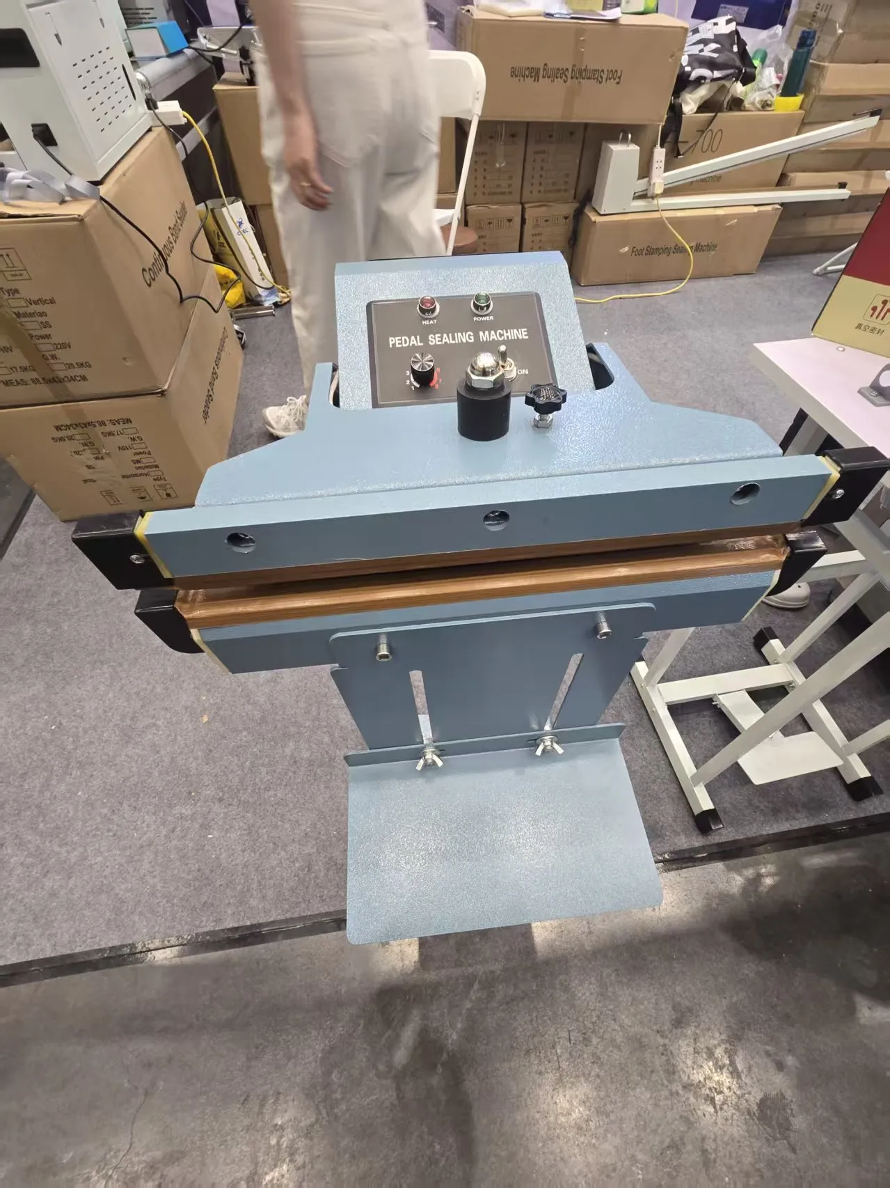 Pedal sealing machine photographed at a China industry exhibition.